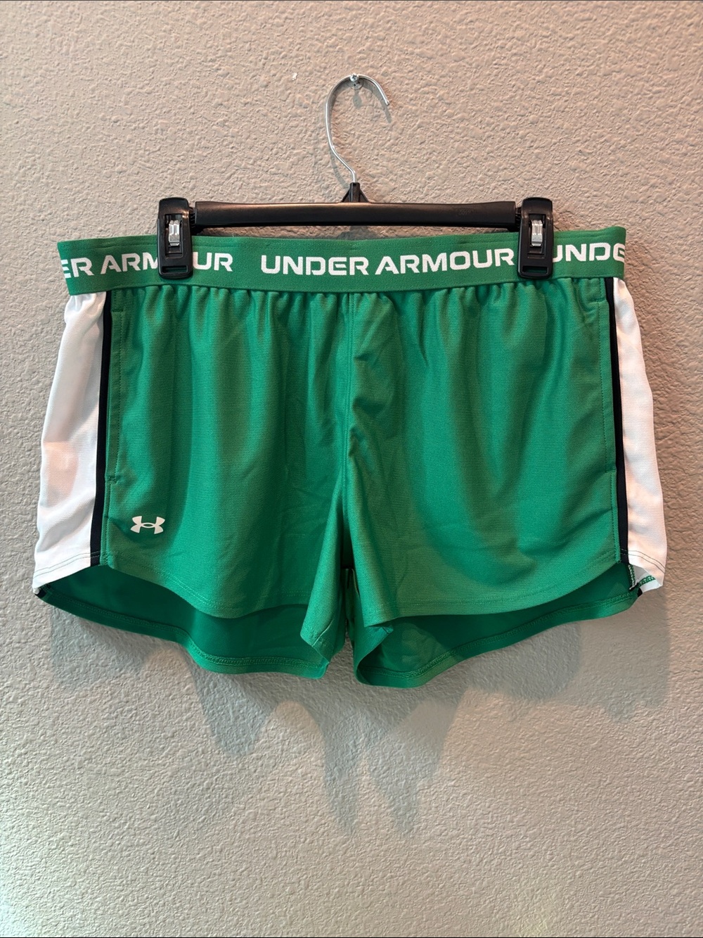 Under Armour Women's Green and White Athletic Shorts NWT Size Large